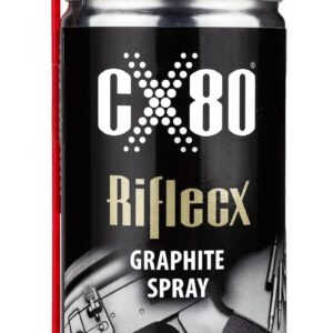 RifleCX GRAFITOVÝ SPREJ bol vyvinutý špeciálne na ochranu závitov, tlmičov, kompenzátorov a korunky hlavne pred vysokými teplotami, spálenými usadeninami a zadrhnutím. Obsahuje až 15 % mikronizovaného grafitu, vďaka čomu vytvára vysoko odolnú, priľnavú vrstvu, ktorá znižuje trenie a zabraňuje opotrebeniu. Odporúčame použiť: ➡️ Na každý závit pod tlmič alebo kompenzátor – pred každým použitím zbrane. Kľúčové vlastnosti: Extrémna tepelná odolnosť od -30 °C až do +600 °C. Zabraňuje zadretiu závitu a poškodeniu korunky. Hydrofóbny (vodeodolný) – chráni pred vlhkosťou, parou aj poveternostnými vplyvmi. Antikorózny účinok – zabraňuje hrdzaveniu kovových častí. Vysoká plasticita – ostáva funkčný aj v extrémnych podmienkach. Nevypaľuje sa a nesplavuje pri streľbe. Ekologicky bezpečný – nerozpúšťa sa vo vode, neškodí životnému prostrediu.