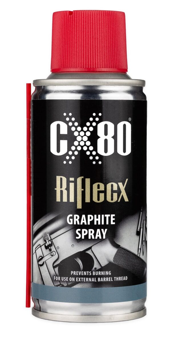 RifleCX GRAFITOVÝ SPREJ bol vyvinutý špeciálne na ochranu závitov, tlmičov, kompenzátorov a korunky hlavne pred vysokými teplotami, spálenými usadeninami a zadrhnutím. Obsahuje až 15 % mikronizovaného grafitu, vďaka čomu vytvára vysoko odolnú, priľnavú vrstvu, ktorá znižuje trenie a zabraňuje opotrebeniu. Odporúčame použiť: ➡️ Na každý závit pod tlmič alebo kompenzátor – pred každým použitím zbrane. Kľúčové vlastnosti: Extrémna tepelná odolnosť od -30 °C až do +600 °C. Zabraňuje zadretiu závitu a poškodeniu korunky. Hydrofóbny (vodeodolný) – chráni pred vlhkosťou, parou aj poveternostnými vplyvmi. Antikorózny účinok – zabraňuje hrdzaveniu kovových častí. Vysoká plasticita – ostáva funkčný aj v extrémnych podmienkach. Nevypaľuje sa a nesplavuje pri streľbe. Ekologicky bezpečný – nerozpúšťa sa vo vode, neškodí životnému prostrediu.