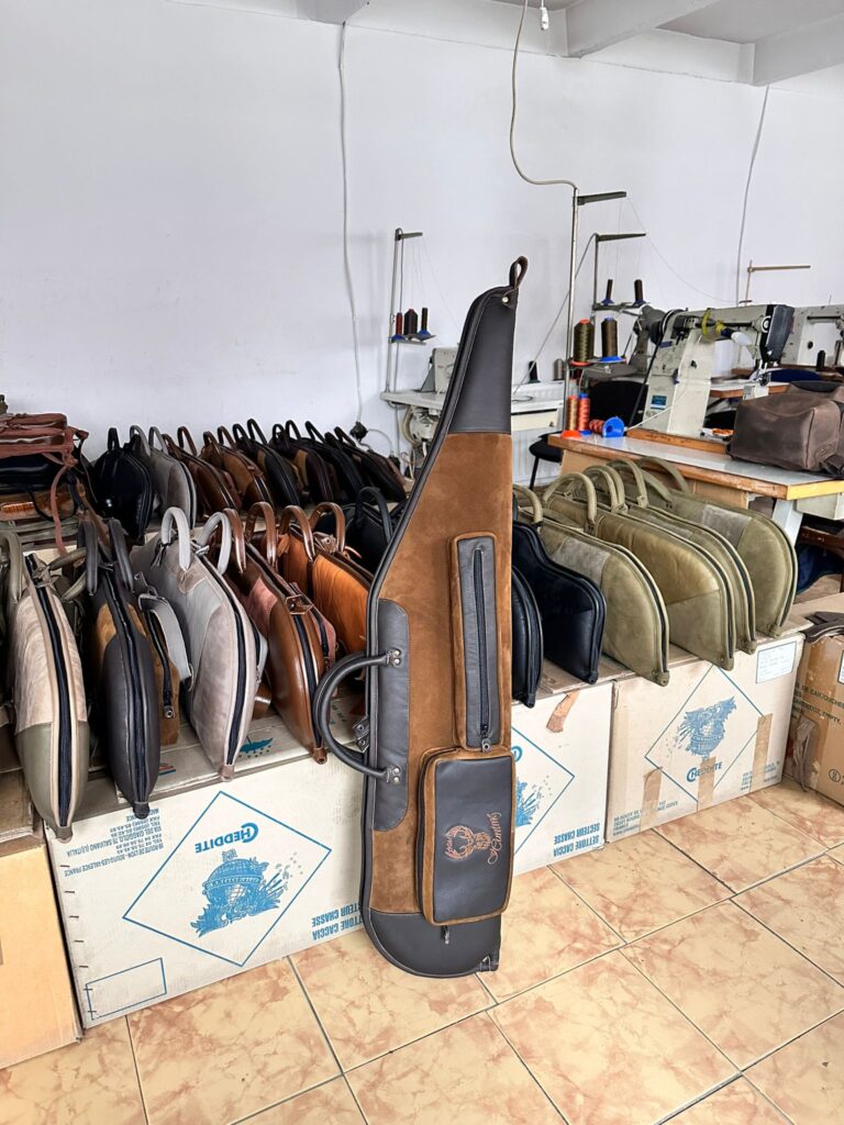 Kožené puzdro na poľovnícku zbraň – tmavohnedá a pieskovohnedá | Cedar Ridge Collection