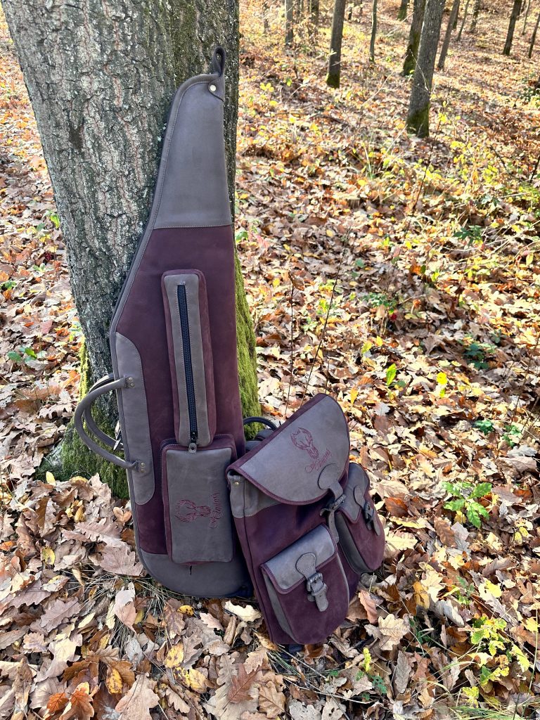 Kožený set na poľovnícku zbraň – farba hnedá gamehide – batoh a puzdro | Timber Grove