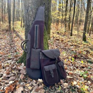 Kožený set na poľovnícku zbraň – farba hnedá gamehide – batoh a puzdro | Timber Grove
