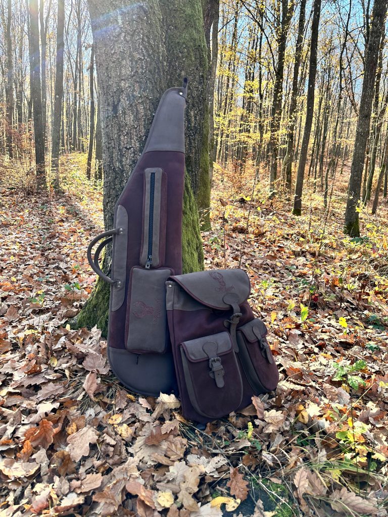 Kožený set na poľovnícku zbraň – farba hnedá gamehide – batoh a puzdro | Timber Grove