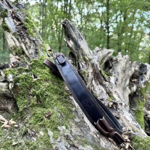 Kožený remeň na poľovnícku zbraň – BLS +opierka na palec +2 pútka na náboje – hnedá