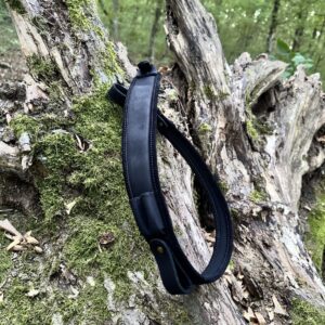 Kožený remeň na poľovnícku zbraň – BLS +opierka na palec +2 pútka na náboje – čierna