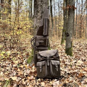 Kožený set na poľovnícku zbraň – farba prašná hnedá – batoh a puzdro | Timber Grove