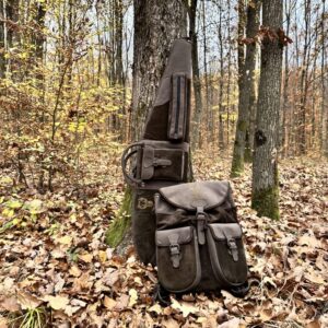 Kožený set na poľovnícku zbraň – farba prašná hnedá – batoh a puzdro | Timber Grove