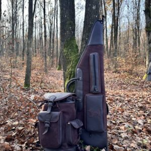 Kožený set na poľovnícku zbraň – farba parohová hnedá – batoh a puzdro | Timber Grove